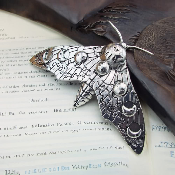 Gothic Evil Eye Moth Hair Clip - Vedlit